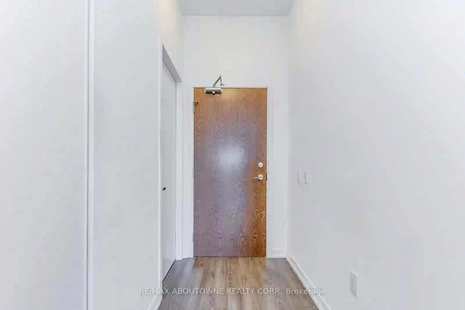 https://api.condopoint.ca/cdn/images/W106/photo_6.webp