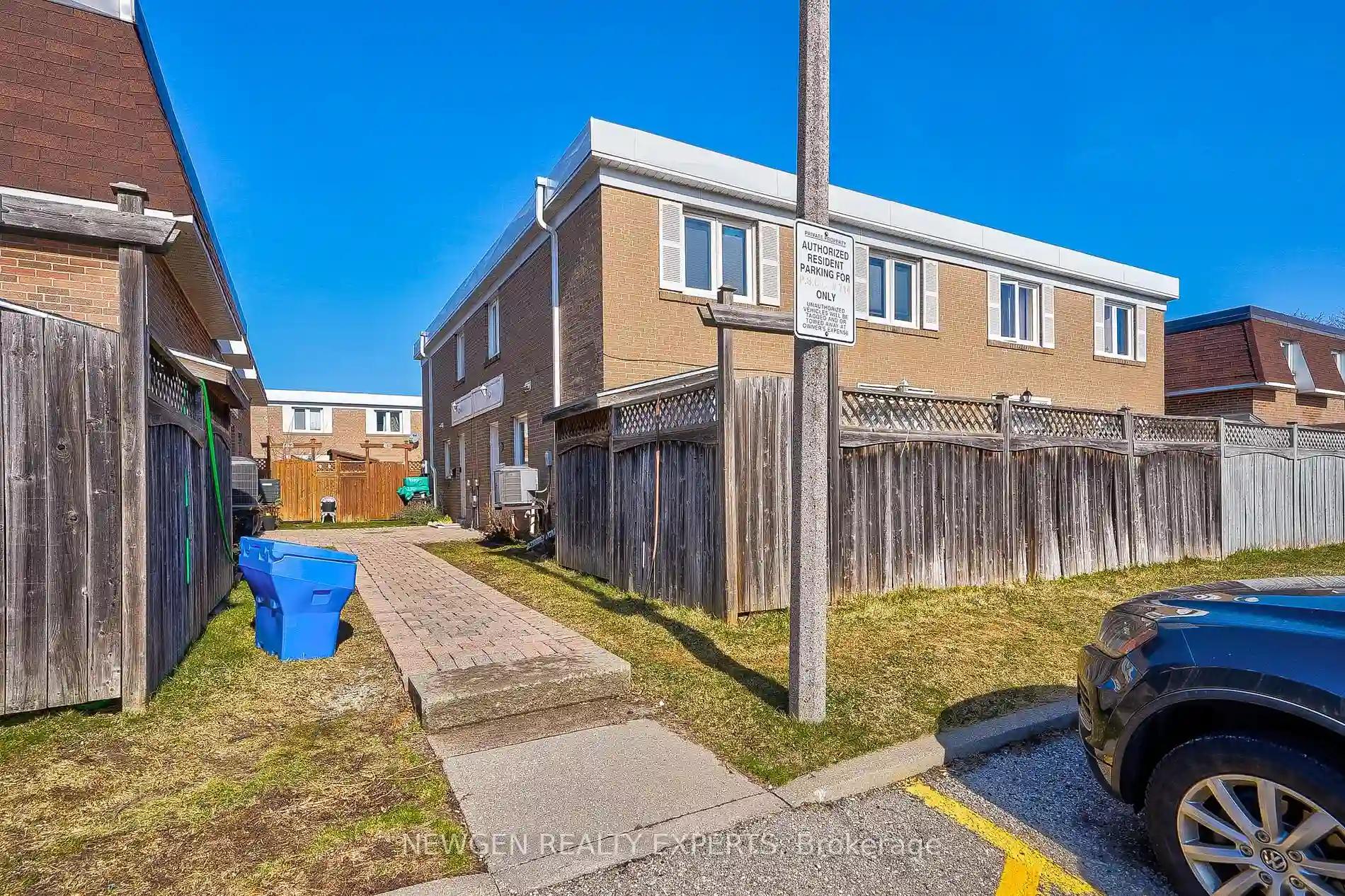 166 Town House Cres N