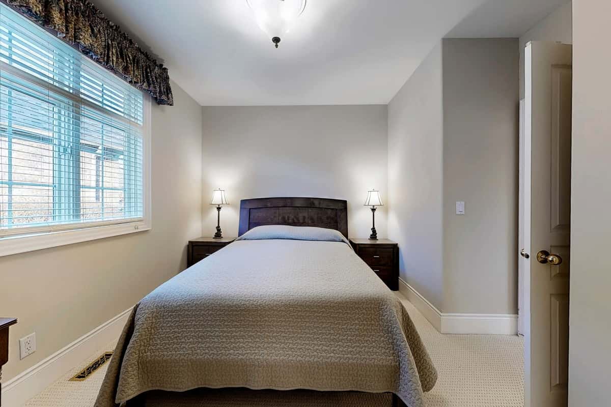 729 Hidden Grove Lane, Mississauga, ON L5H 4L2 - property image 2