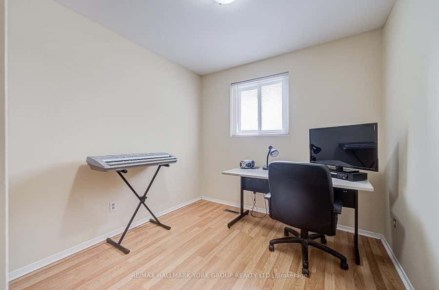 9 Bur Oak Way, Toronto, ON M3L 2G3 - property image 4